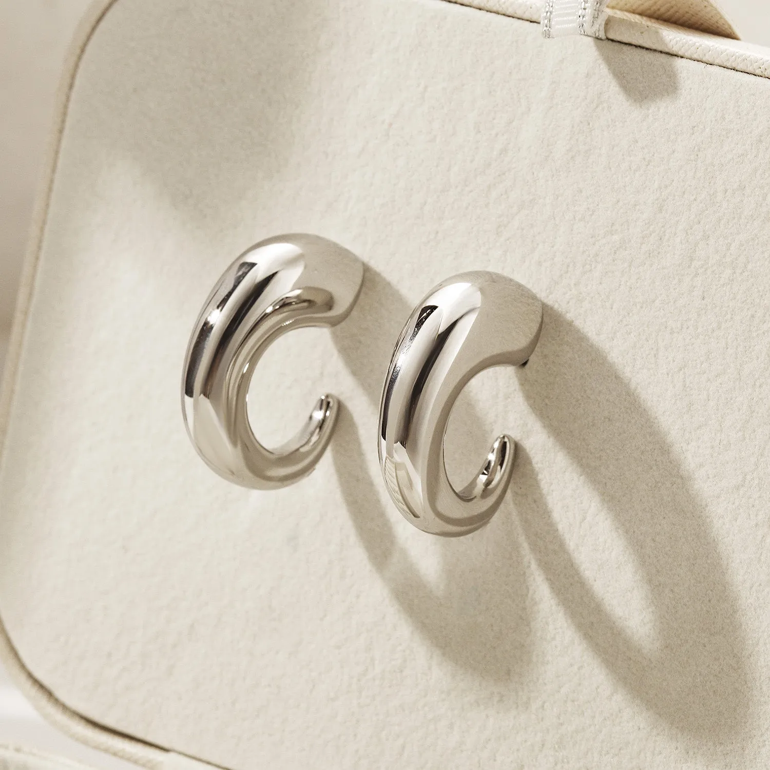 C-shaped smooth earrings-SCE488STWG