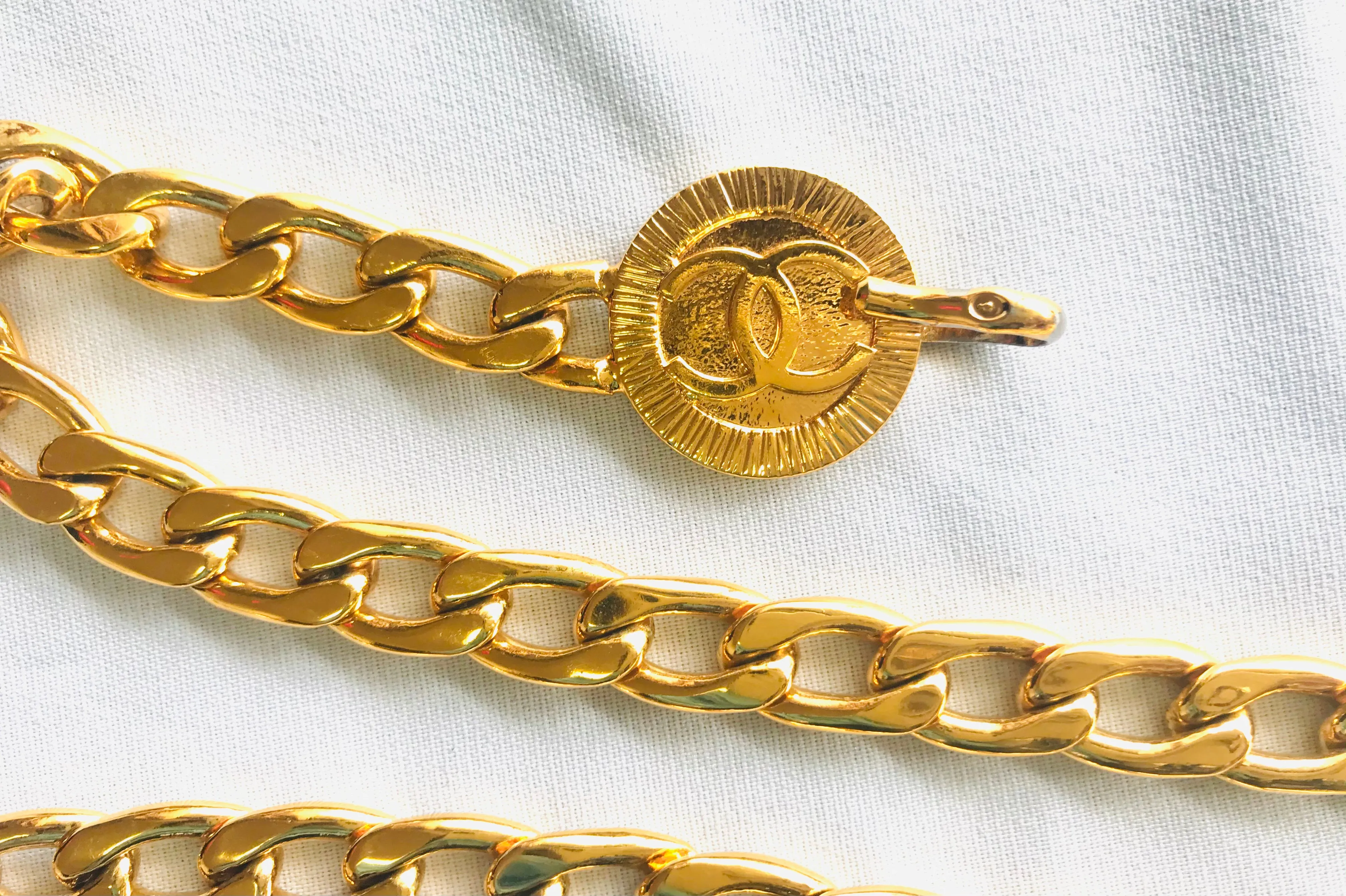 MINT. Vintage CHANEL flat golden chain belt with CC motif charms. Classic vintage accessory piece for daily use. 060523re4
