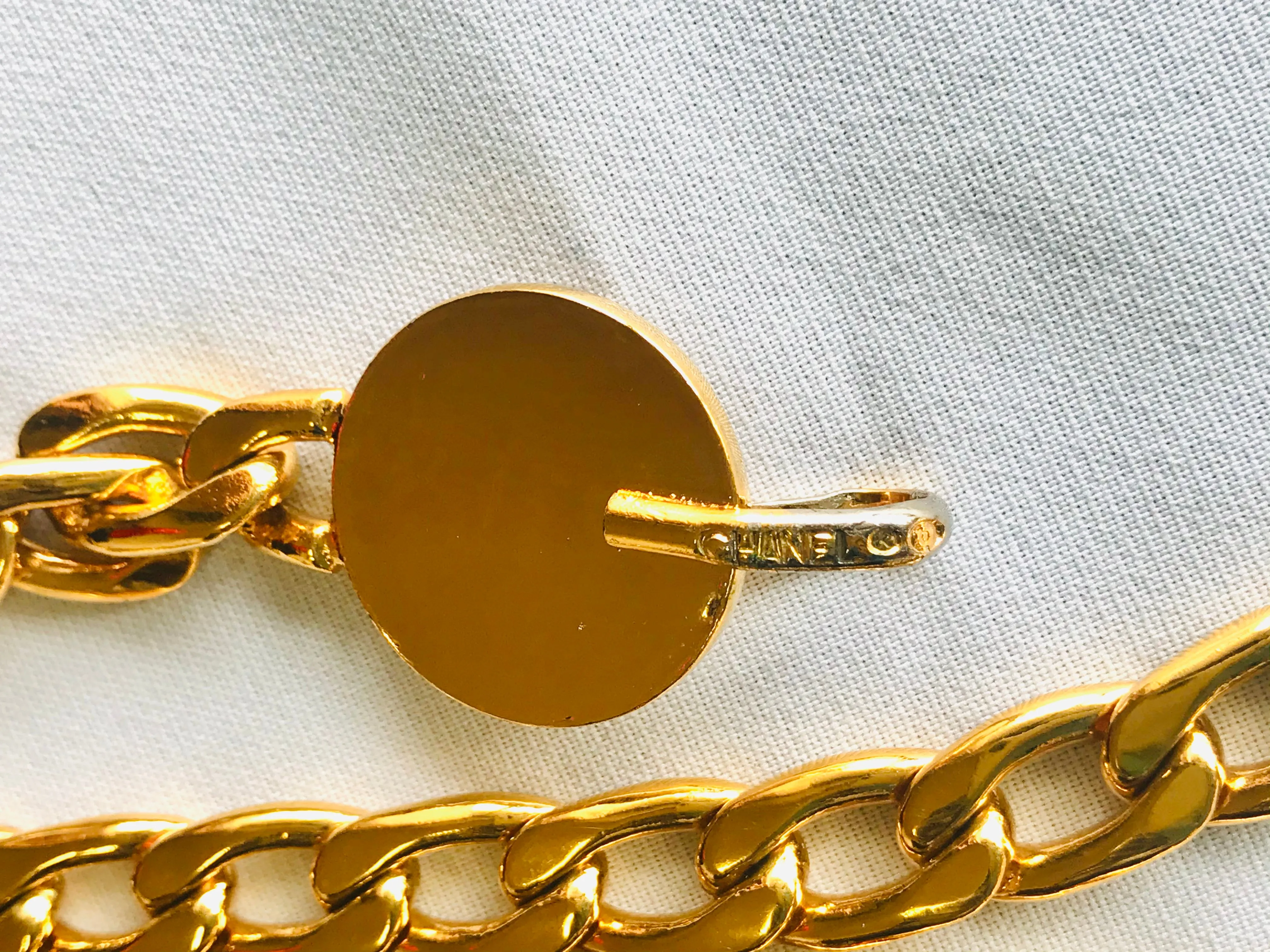 MINT. Vintage CHANEL flat golden chain belt with CC motif charms. Classic vintage accessory piece for daily use. 060523re4