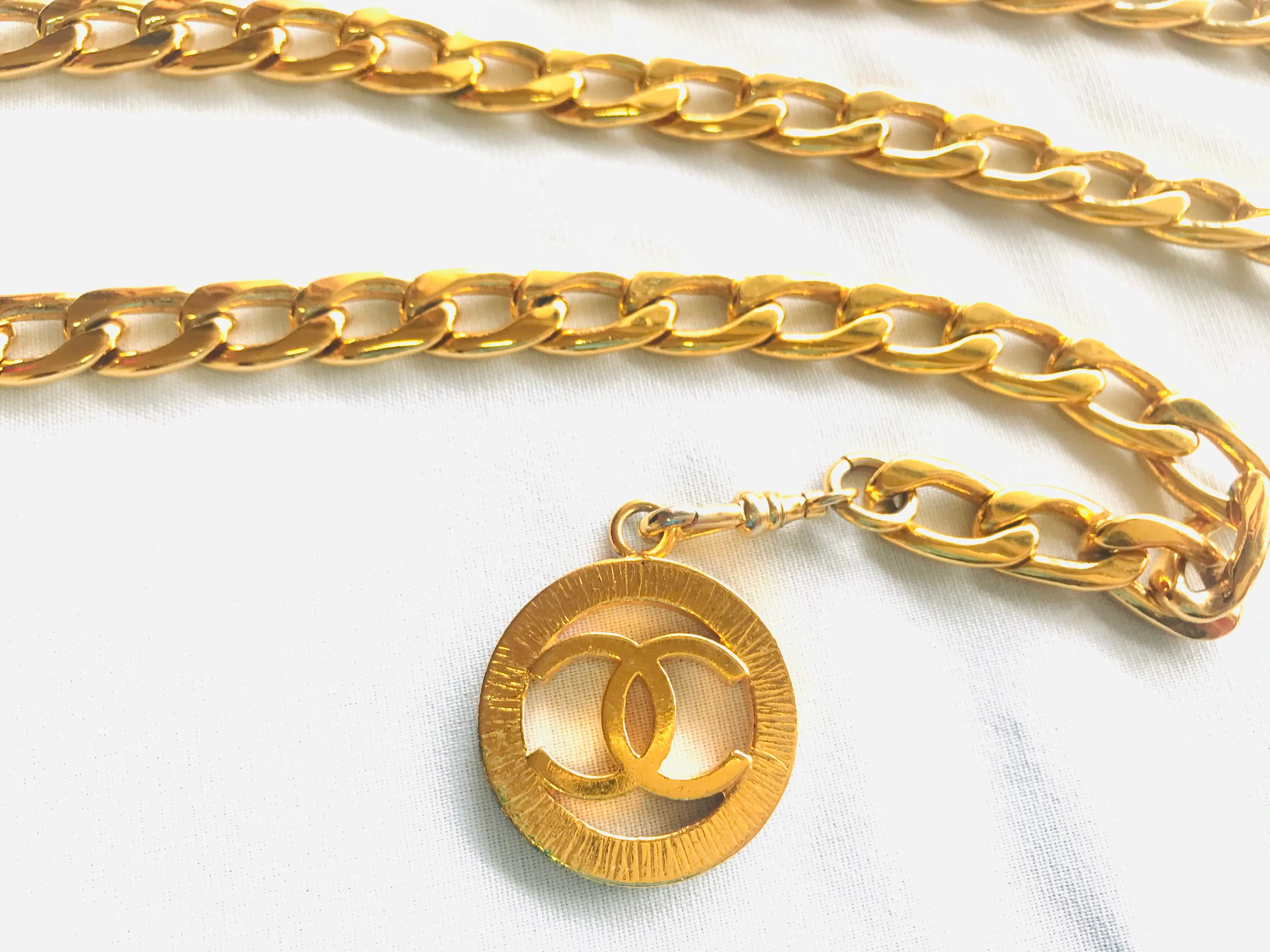MINT. Vintage CHANEL flat golden chain belt with CC motif charms. Classic vintage accessory piece for daily use. 060523re4