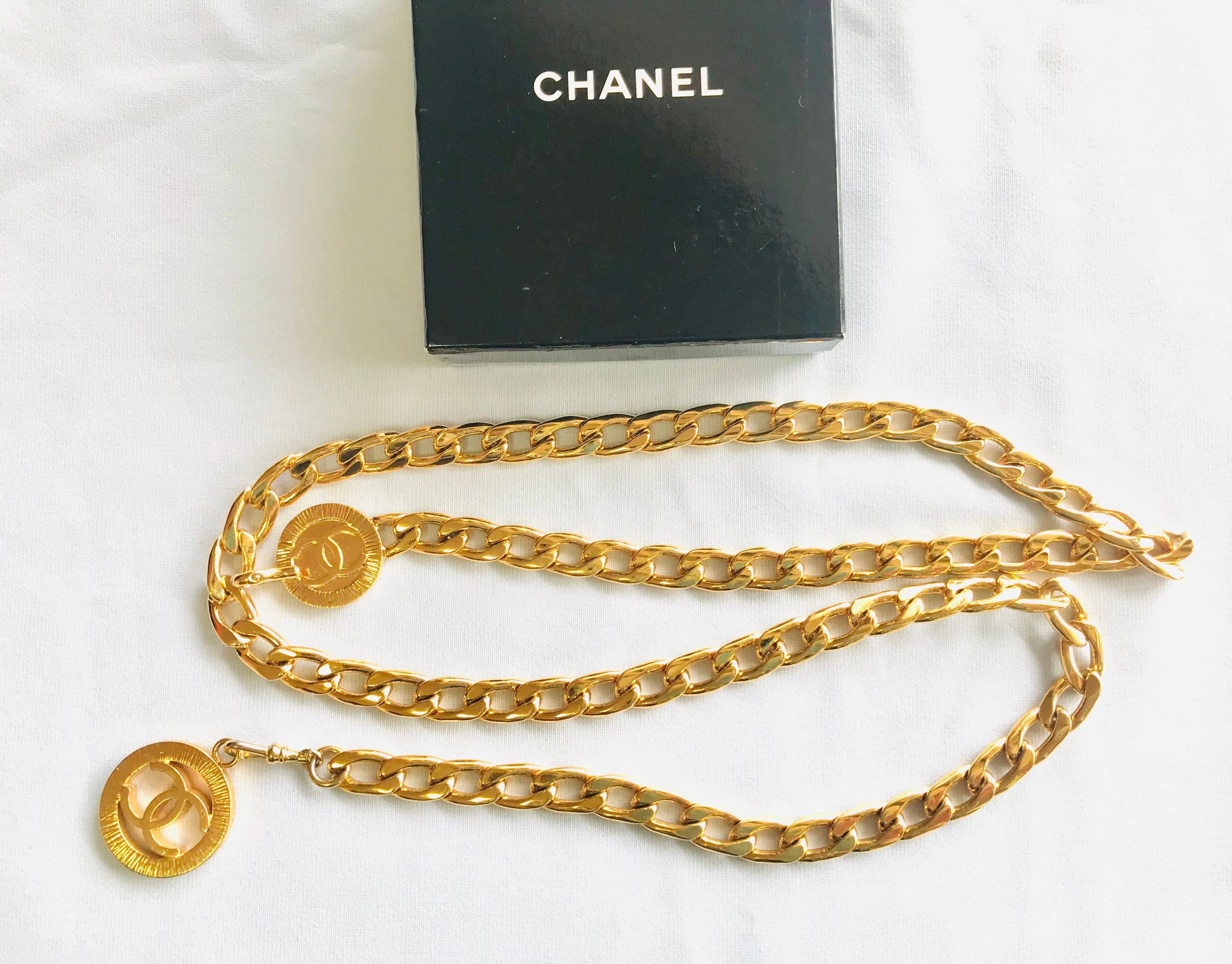 MINT. Vintage CHANEL flat golden chain belt with CC motif charms. Classic vintage accessory piece for daily use. 060523re4