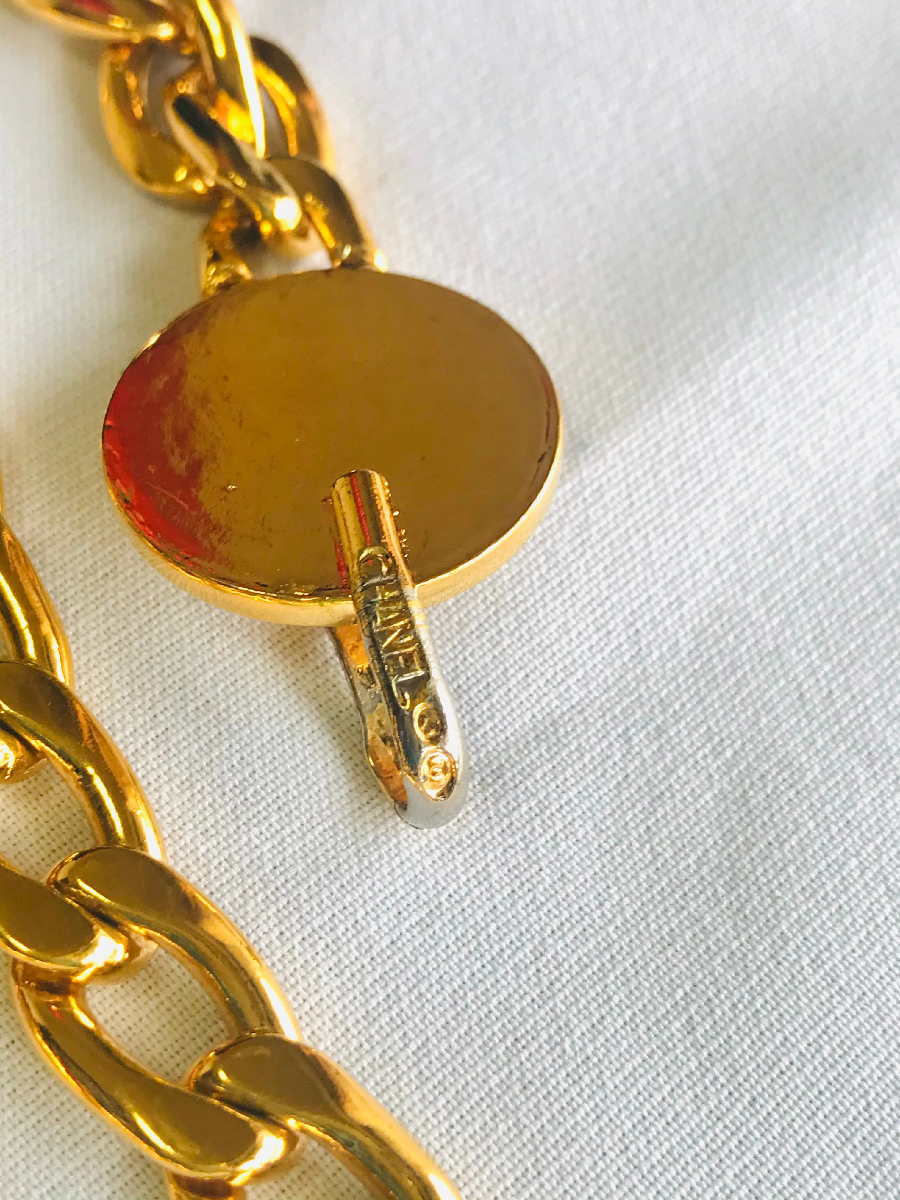 MINT. Vintage CHANEL flat golden chain belt with CC motif charms. Classic vintage accessory piece for daily use. 060523re4