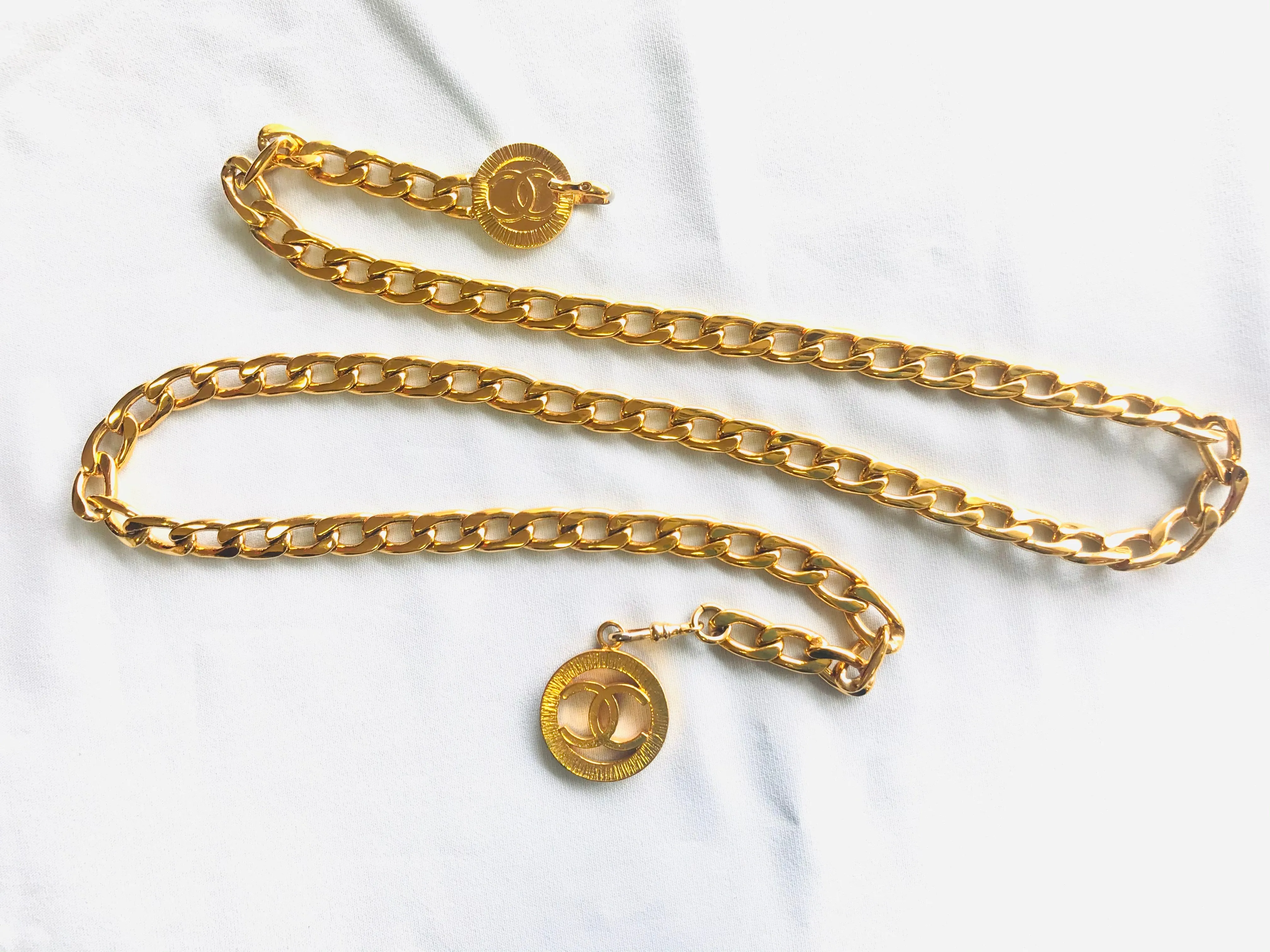 MINT. Vintage CHANEL flat golden chain belt with CC motif charms. Classic vintage accessory piece for daily use. 060523re4