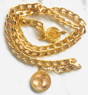 MINT. Vintage CHANEL flat golden chain belt with CC motif charms. Classic vintage accessory piece for daily use. 060523re4