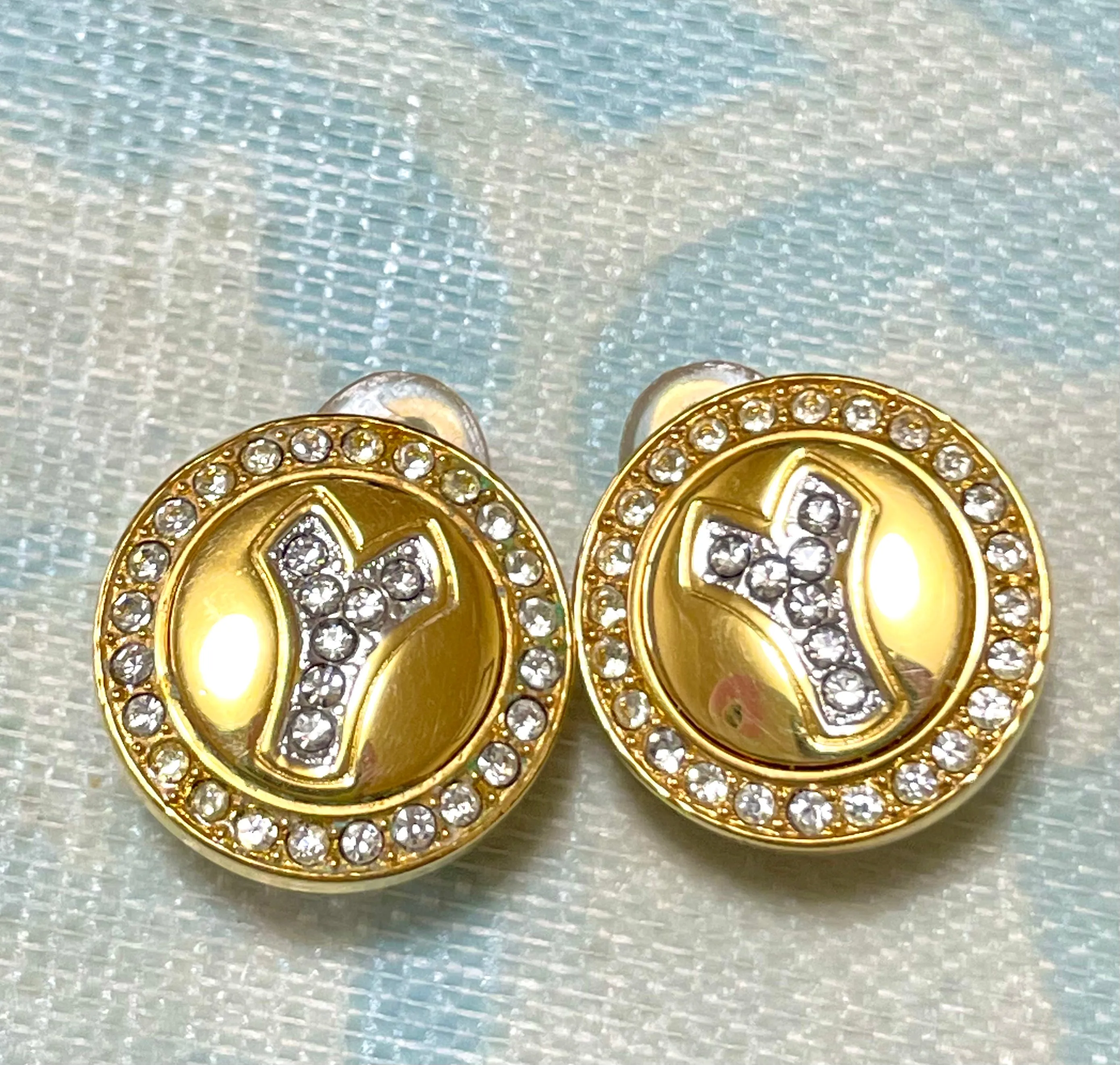 MINT. Vintage Yves Saint Laurent golden Y logo round earring with crystals. Must have classic jewelry piece. 0410061