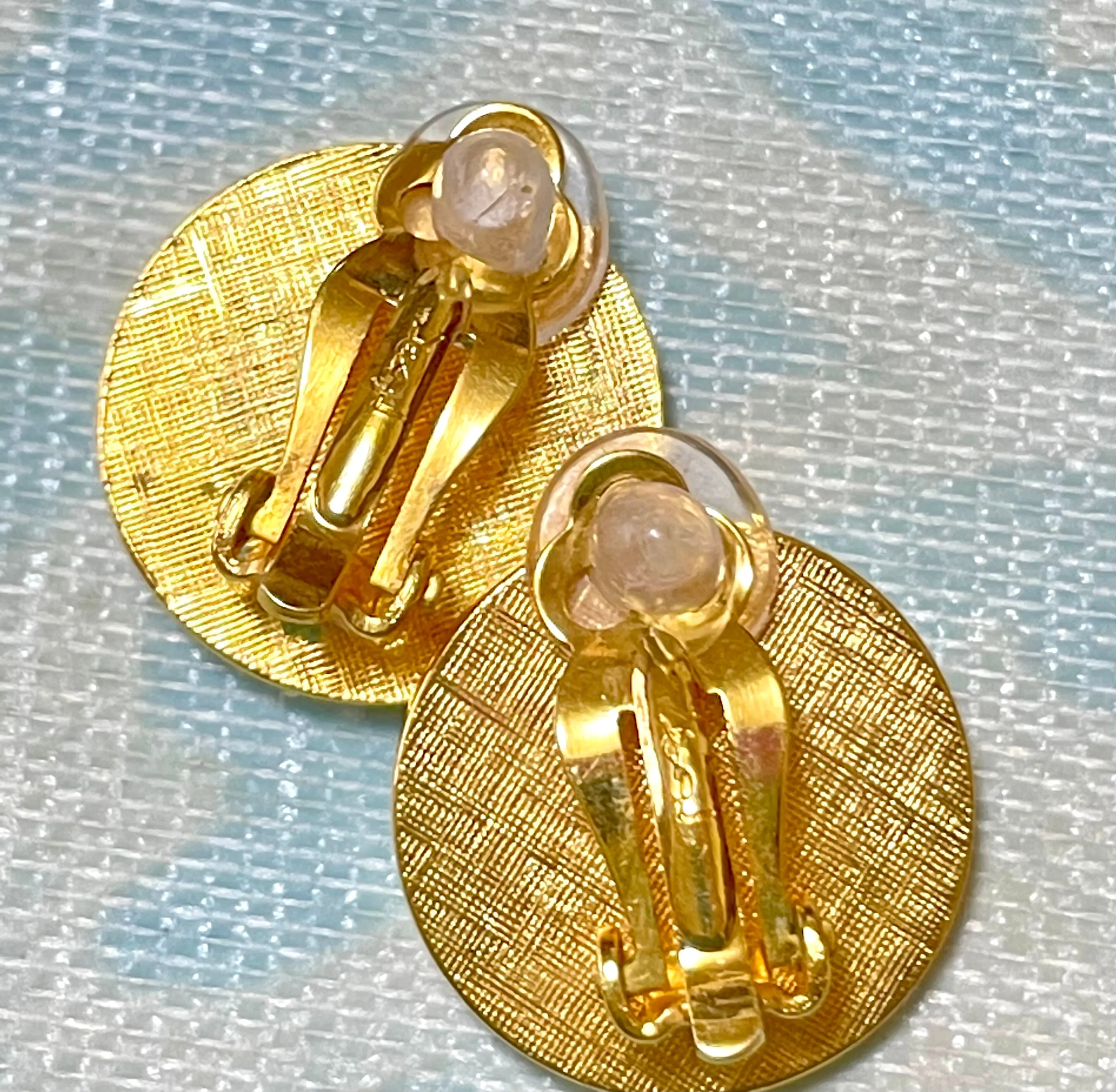 MINT. Vintage Yves Saint Laurent golden Y logo round earring with crystals. Must have classic jewelry piece. 0410061
