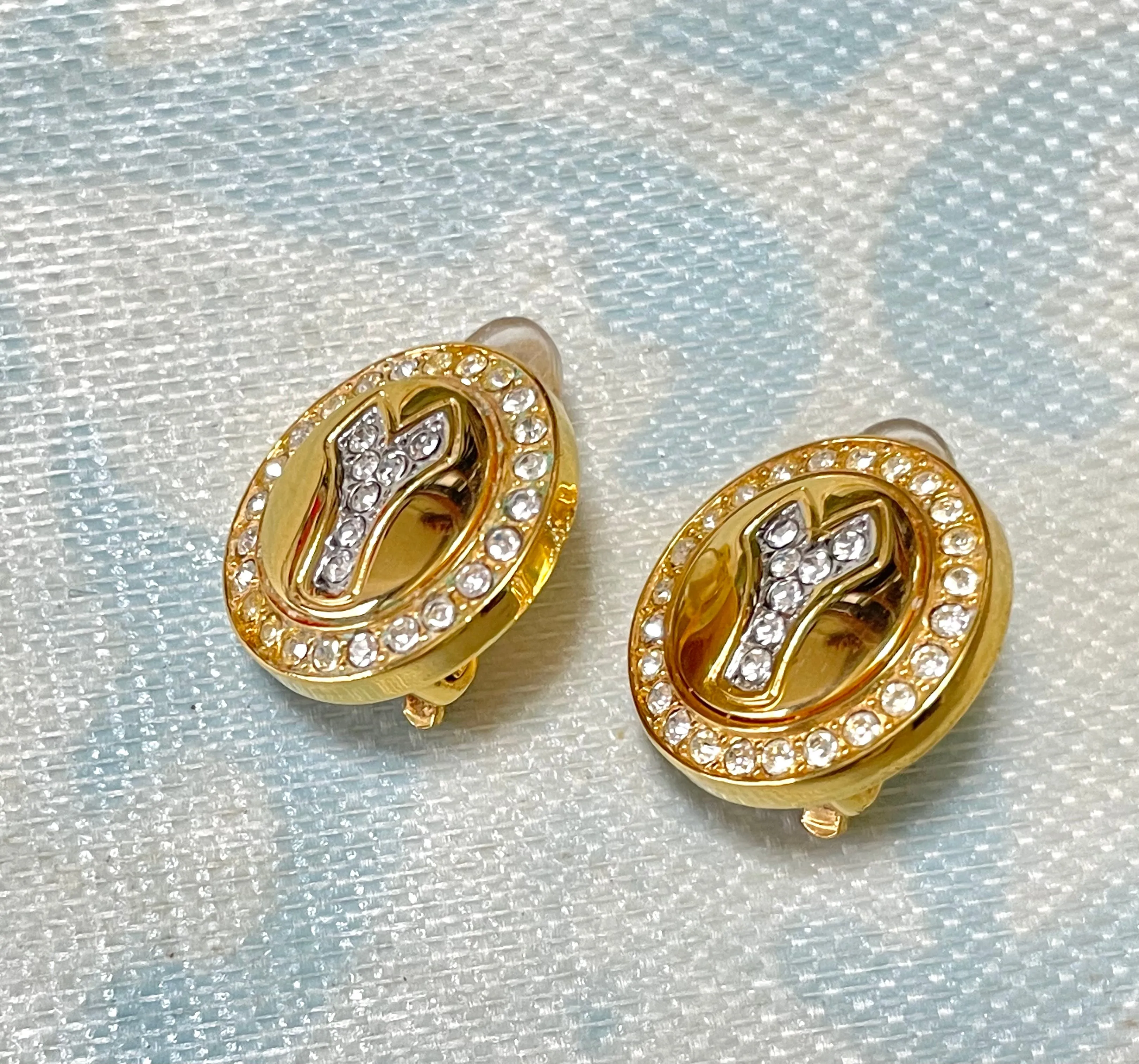MINT. Vintage Yves Saint Laurent golden Y logo round earring with crystals. Must have classic jewelry piece. 0410061