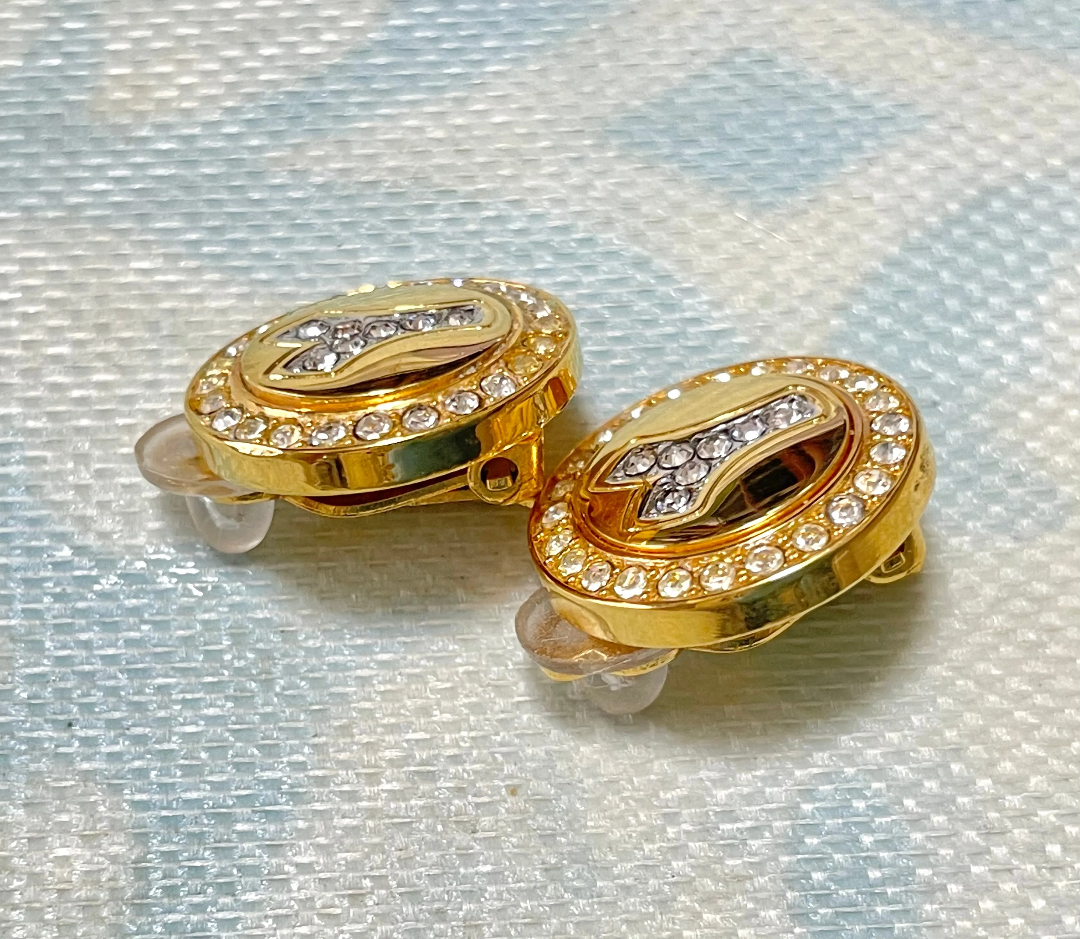 MINT. Vintage Yves Saint Laurent golden Y logo round earring with crystals. Must have classic jewelry piece. 0410061