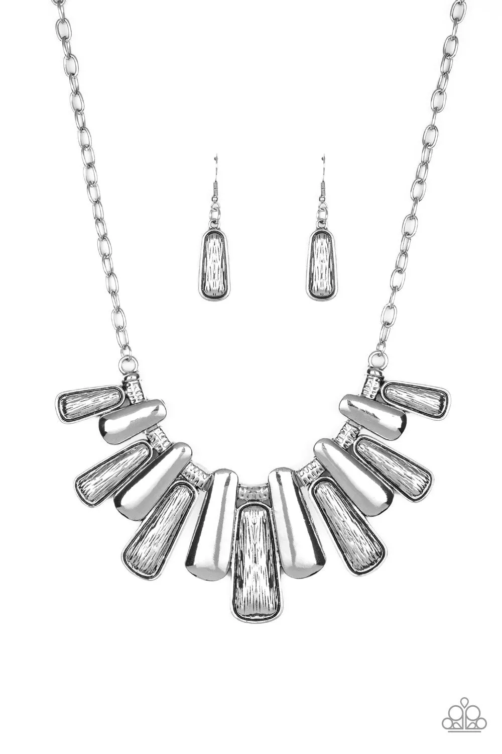 Paparazzi MANE Up Necklace Silver
