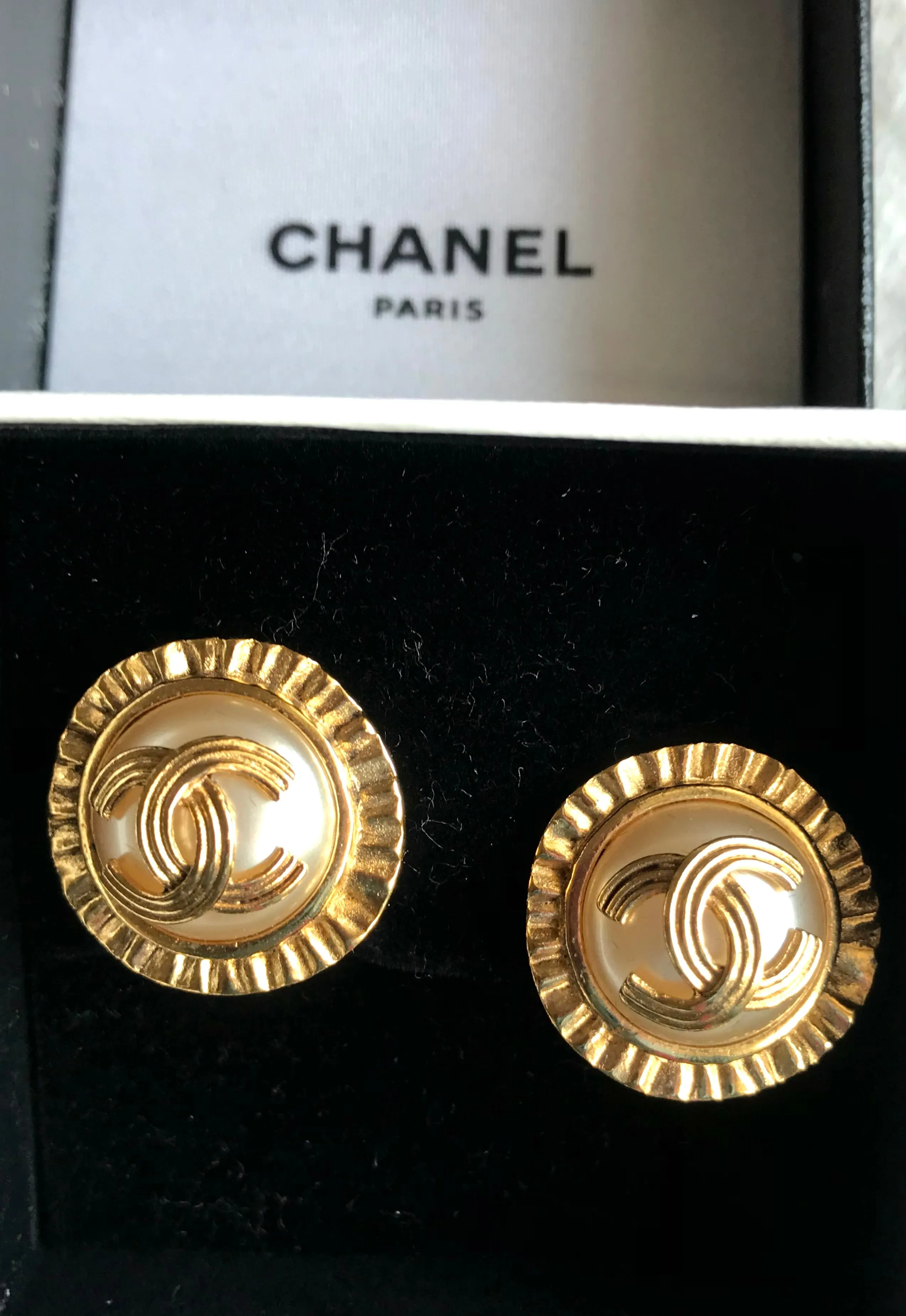 Vintage CHANEL golden round earrings with sun and CC mark motif faux pearl. Beautiful jewelry piece. 0406014