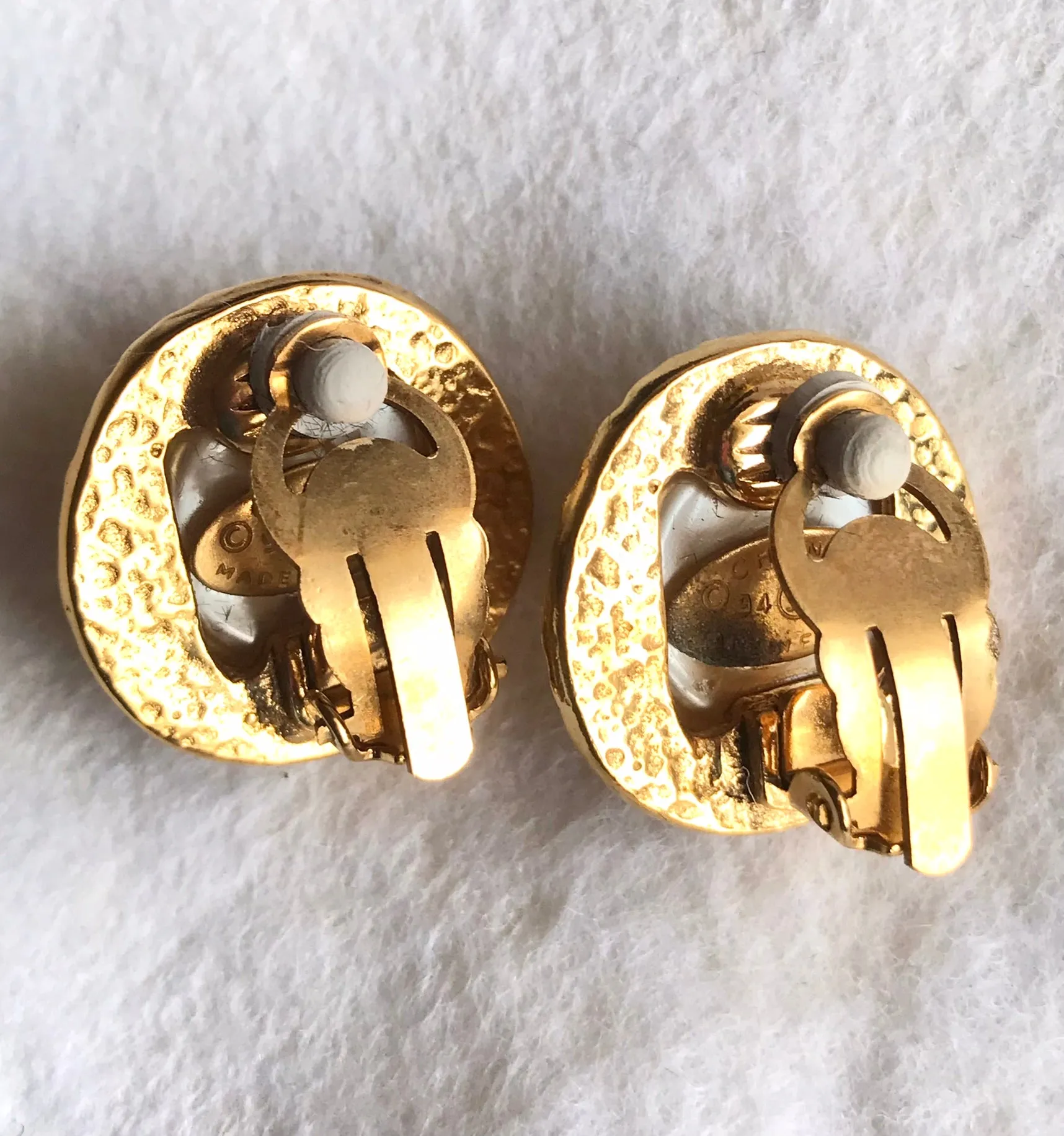 Vintage CHANEL golden round earrings with sun and CC mark motif faux pearl. Beautiful jewelry piece. 0406014