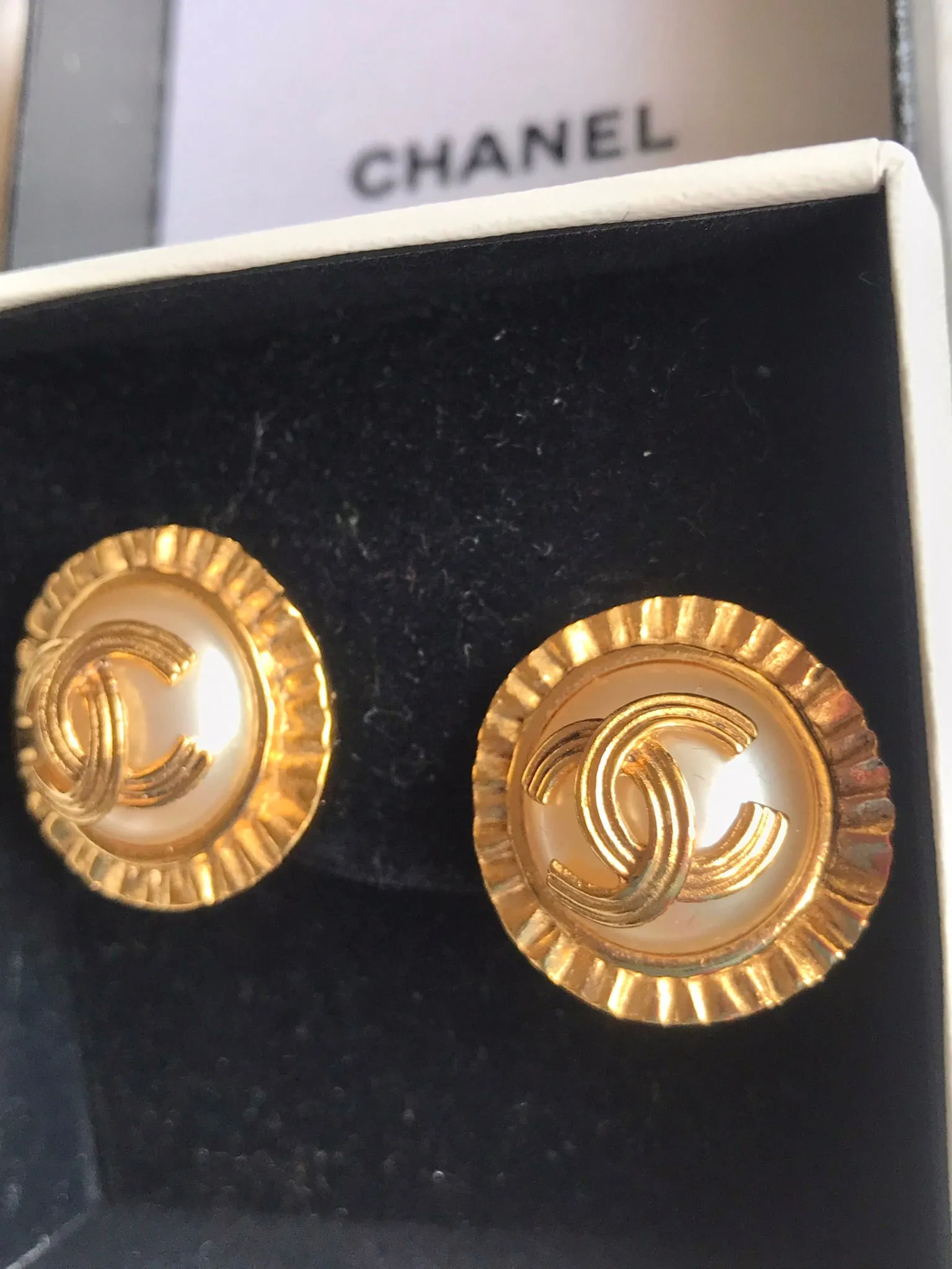 Vintage CHANEL golden round earrings with sun and CC mark motif faux pearl. Beautiful jewelry piece. 0406014