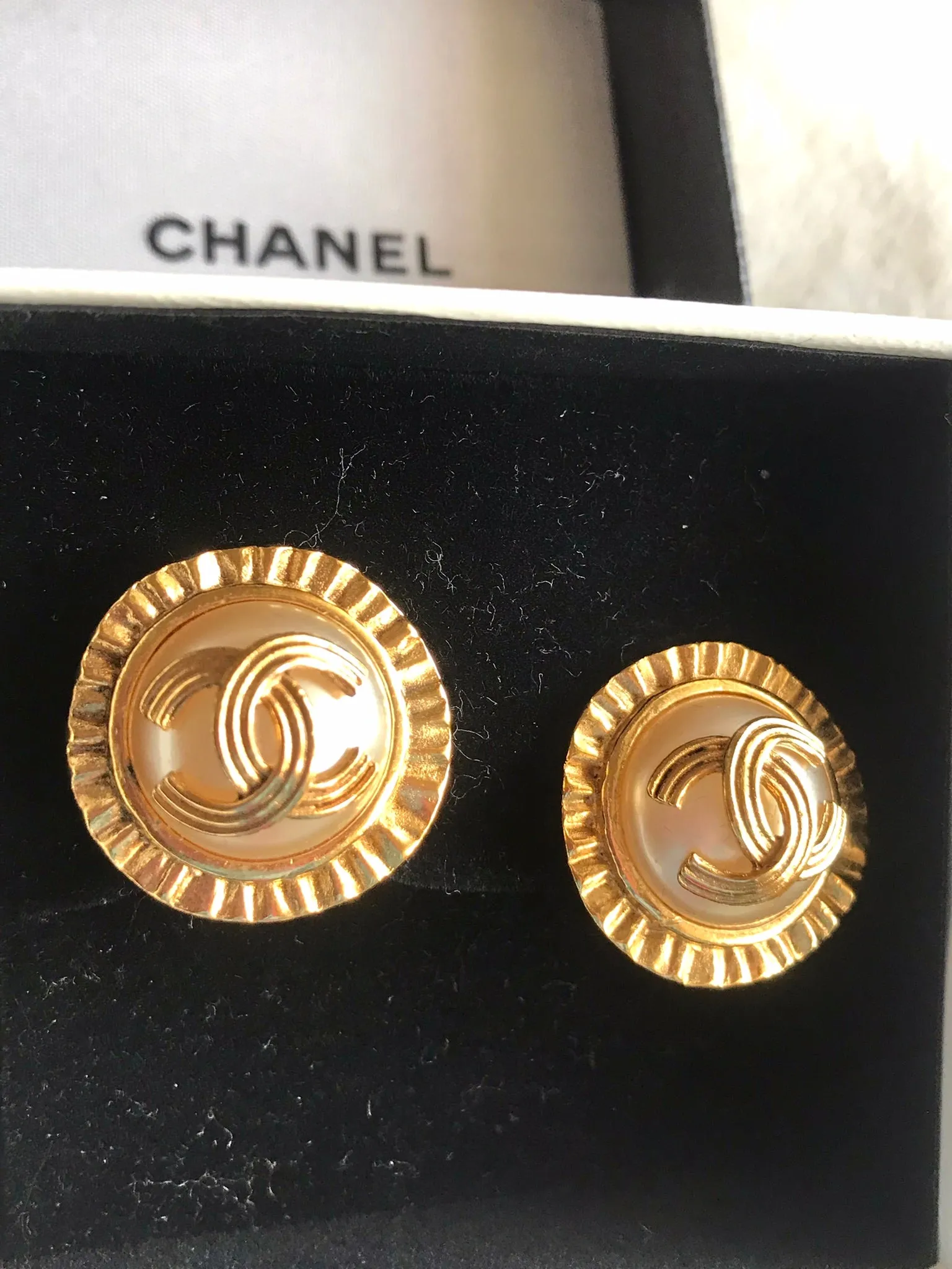 Vintage CHANEL golden round earrings with sun and CC mark motif faux pearl. Beautiful jewelry piece. 0406014