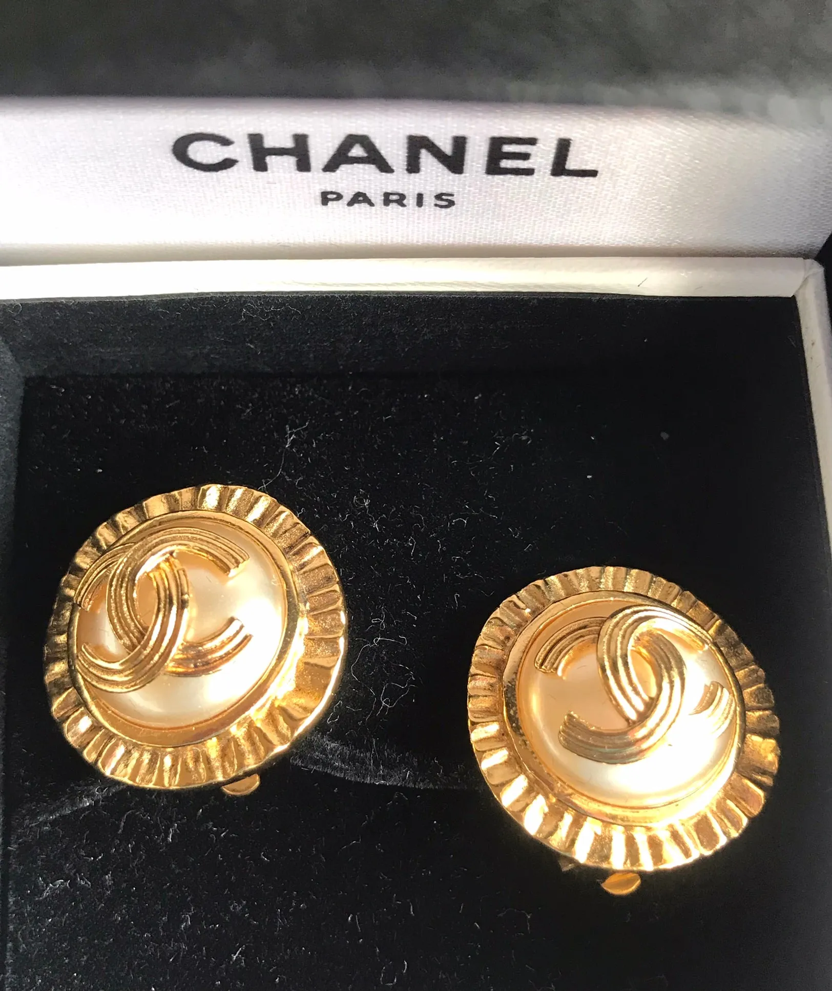 Vintage CHANEL golden round earrings with sun and CC mark motif faux pearl. Beautiful jewelry piece. 0406014