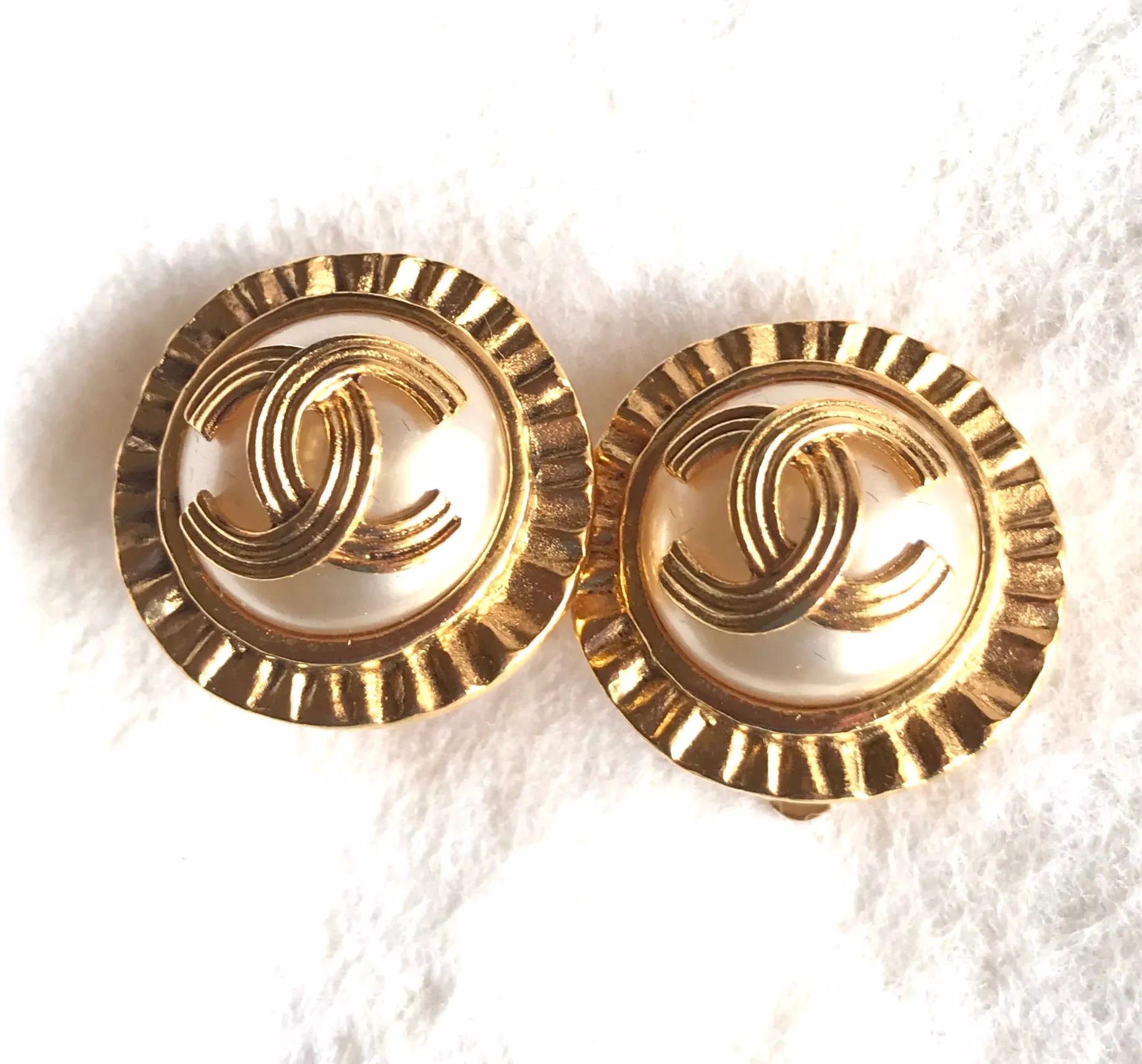 Vintage CHANEL golden round earrings with sun and CC mark motif faux pearl. Beautiful jewelry piece. 0406014