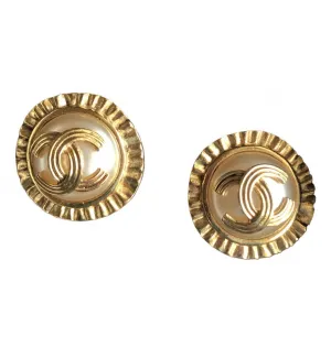 Vintage CHANEL golden round earrings with sun and CC mark motif faux pearl. Beautiful jewelry piece. 0406014