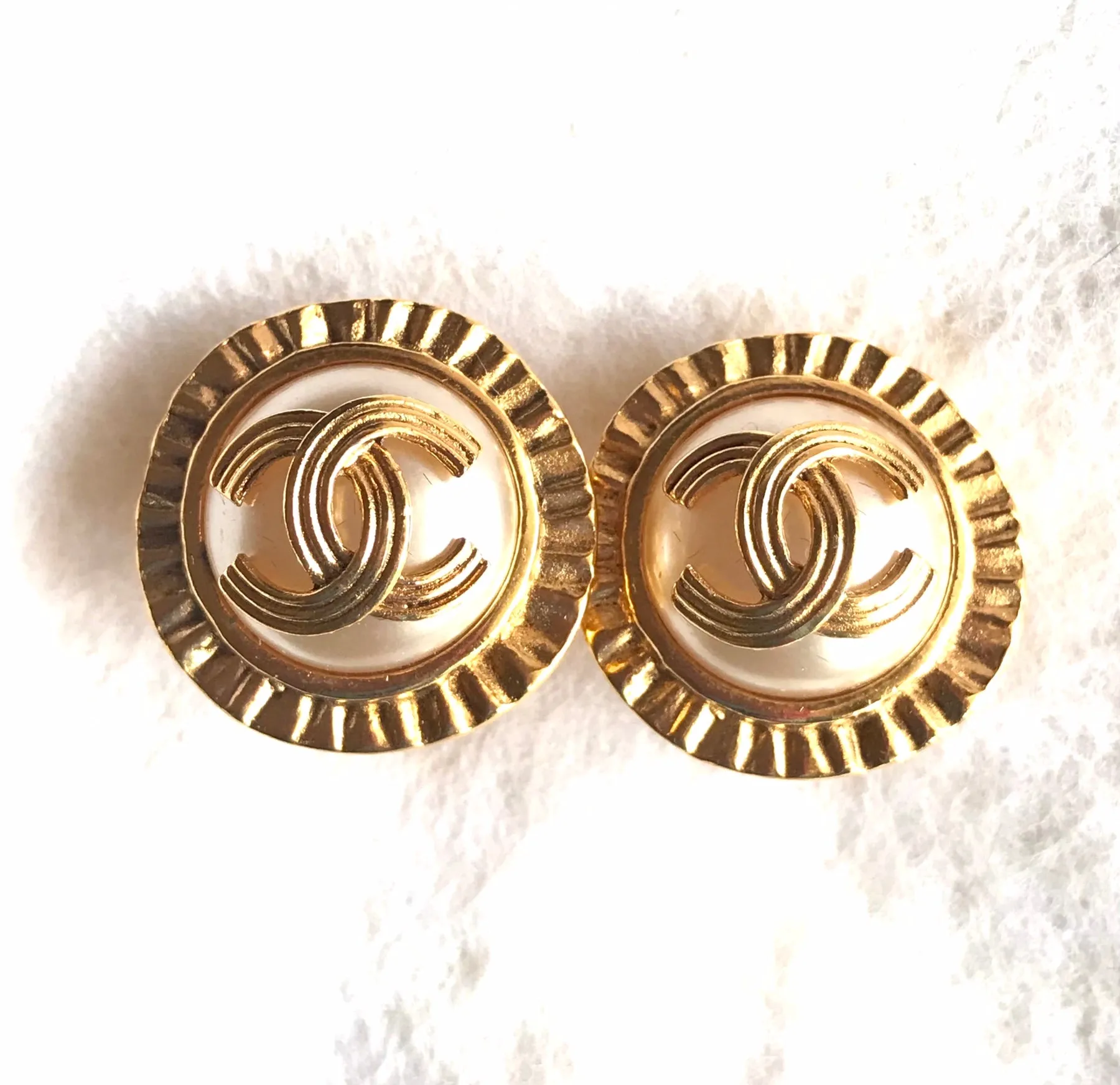 Vintage CHANEL golden round earrings with sun and CC mark motif faux pearl. Beautiful jewelry piece. 0406014